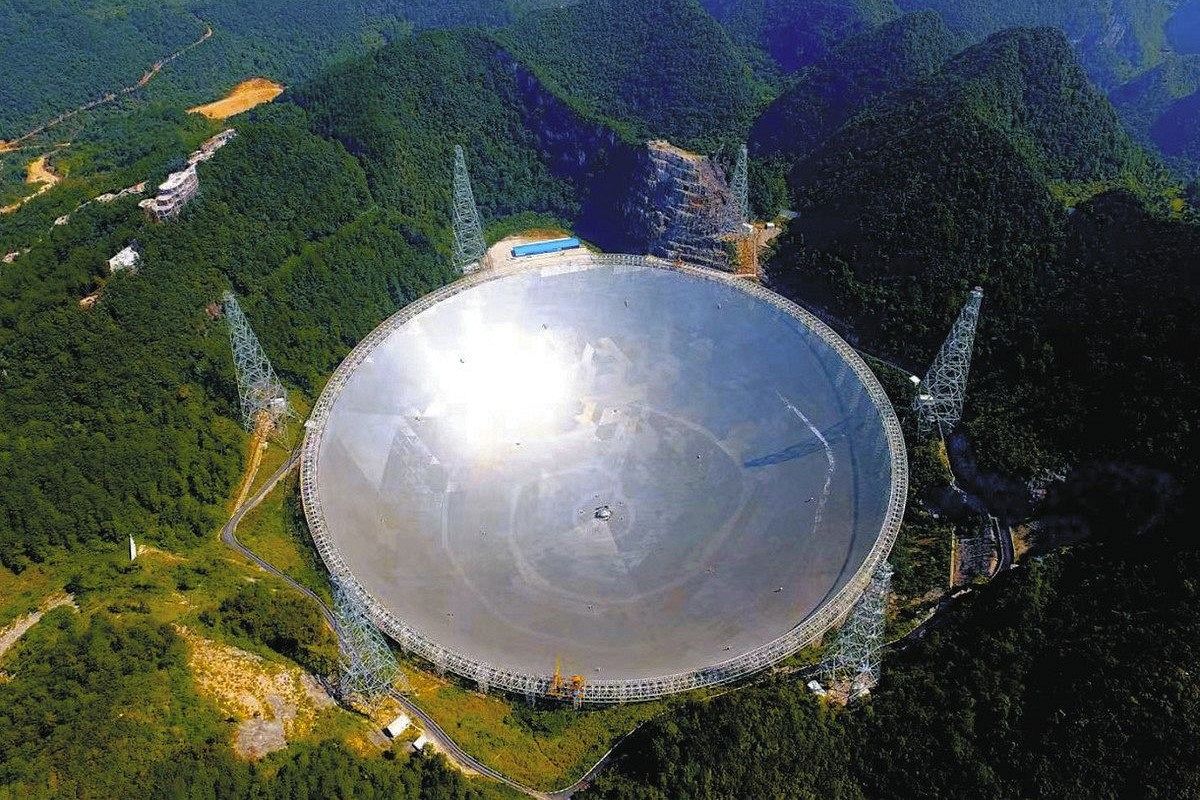 中国の電波望遠鏡「FAST」 巨大な耳、137億光年先の信号感知 名古屋大