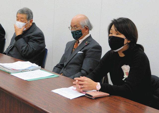 地域に広がる不安を訴える(写真右から)崔江以子さん、山口良春さん、裵重度さん=いずれも市役所で