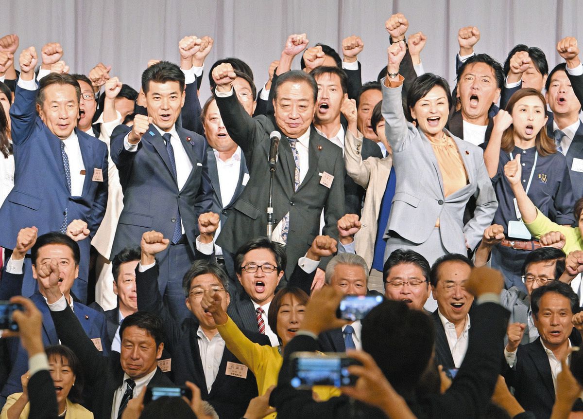 立憲民主党の代表選を終え、気勢を上げる野田佳彦新代表（中央）ら＝23日、東京都内のホテルで（須藤英治撮影）