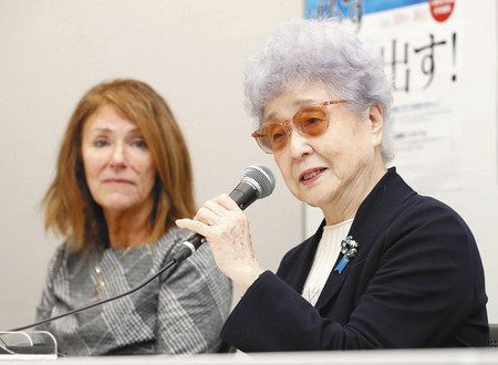 拉致問題をテーマにしたシンポジウム後、報道陣の質問に答える横田早紀江さん。左はオットー・ワームビアさんの母親シンディさん＝１４日、東京・内幸町で