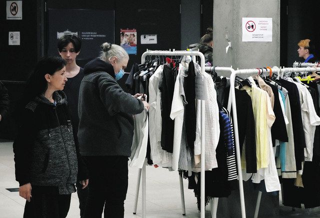 ポーランド・ワルシャワの大型展示場で服を選ぶウクライナからの避難民（ＡＰ）