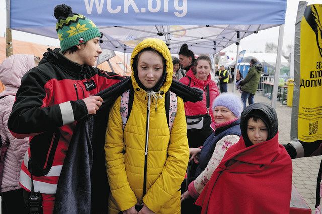 ウクライナからポーランドに逃れてきた人々（ＡＰ）