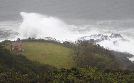 台風１９号の影響で、千葉県南房総市の海岸に打ち寄せる波＝１２日午前