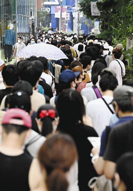 ２８日午前、新型コロナワクチン接種の抽選券を求め並ぶ若者ら＝東京・渋谷で