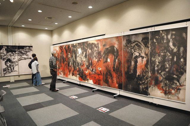 丸木夫妻の「原爆の図」を展示する会場＝文京区の文京シビックセンターで