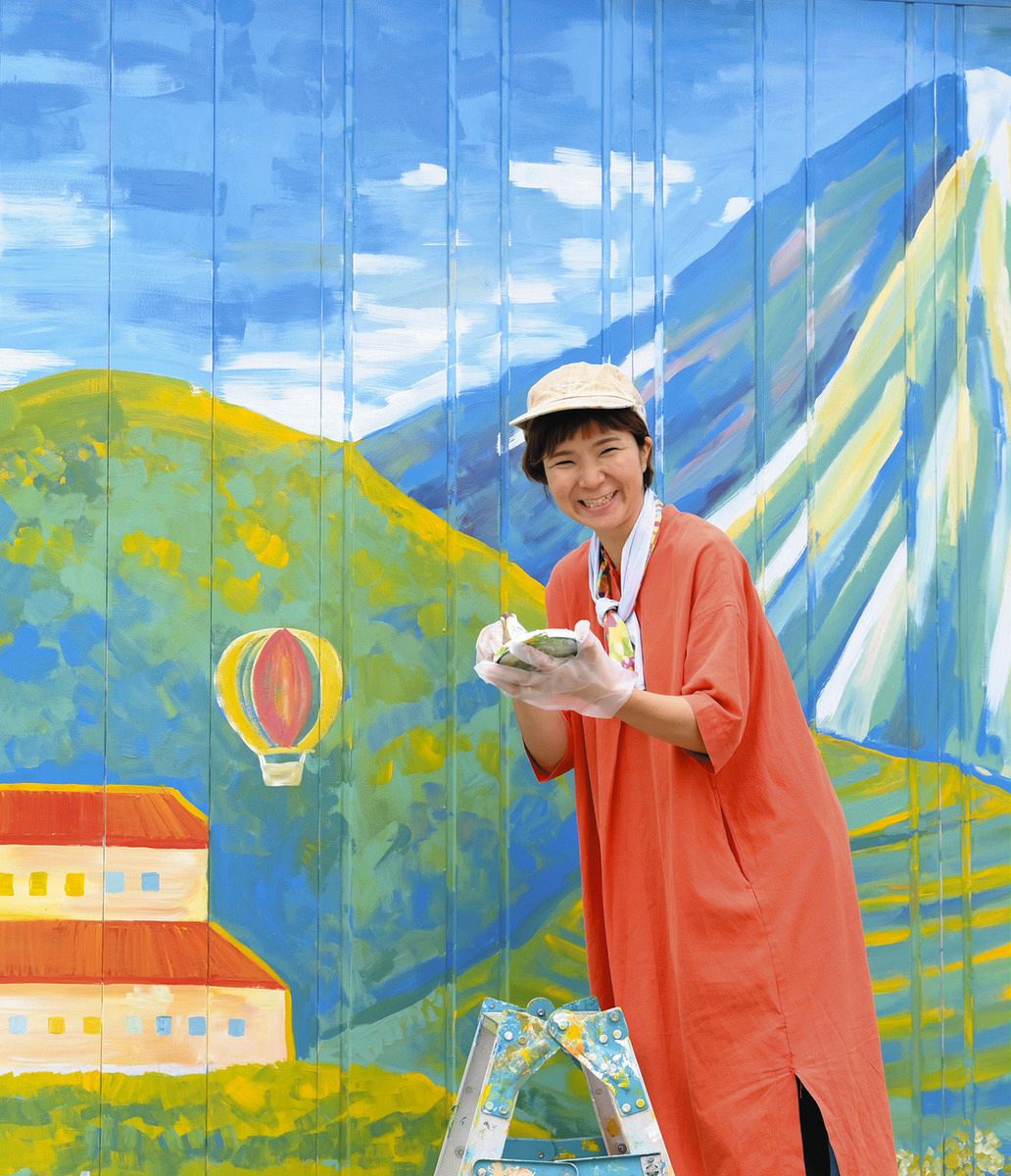 重度障害のある人たちを明るく包む「大自然」 施設に絵を描いたのは