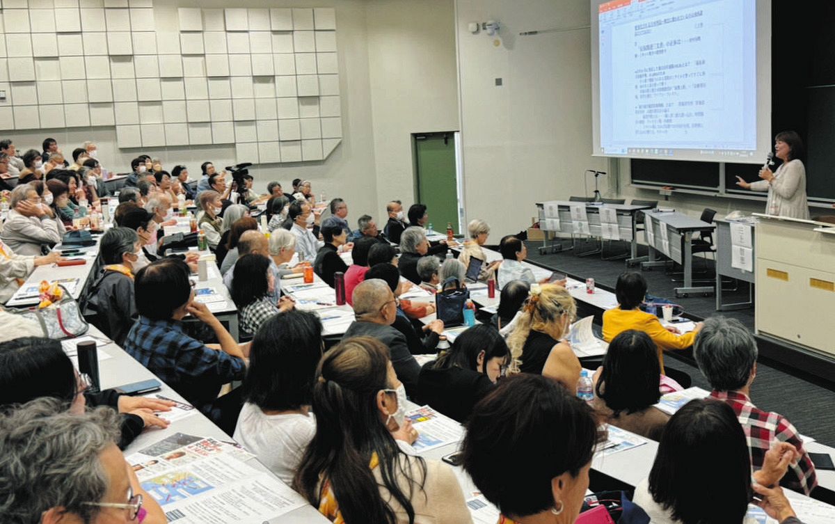 約200人が三上智恵監督の話に聞き入った＝14日、東京都千代田区の専修大で