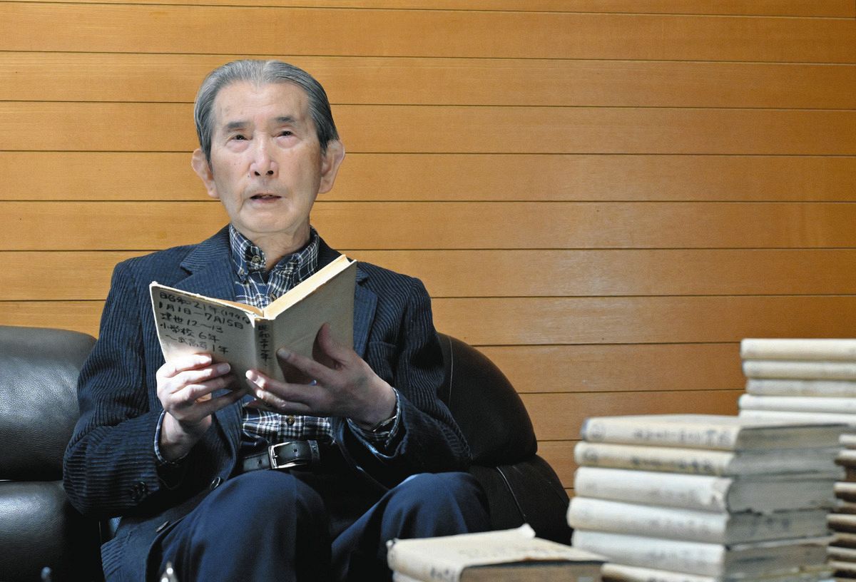 軍国主義はダメ」小学生に出された宿題は教科書に墨を塗ることで