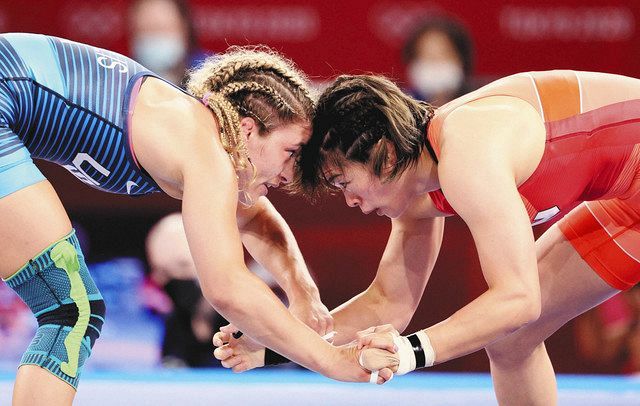 女子５７キロ級準決勝　米国のヘレンルイーズ・マルーリス（左）を攻める川井梨紗子