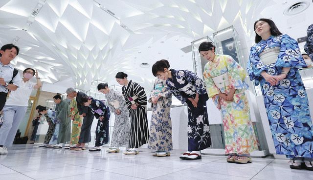 七夕の7日、日本橋三越本店で従業員が浴衣でお出迎え：東京新聞 TOKYO Web