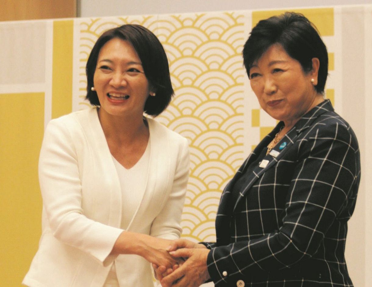 小池百合子・東京都知事（右）との連携を誓った、港区長選当選者の清家愛氏