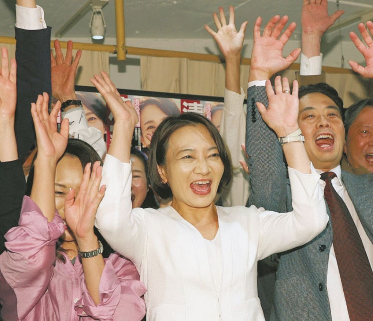 港区長選の当選が確実になり喜ぶ清家愛さん（中）＝2日、東京都港区で