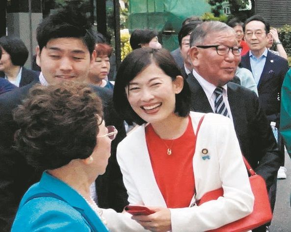 武井陣営の応援に訪れた丸川珠代議員（中央）
