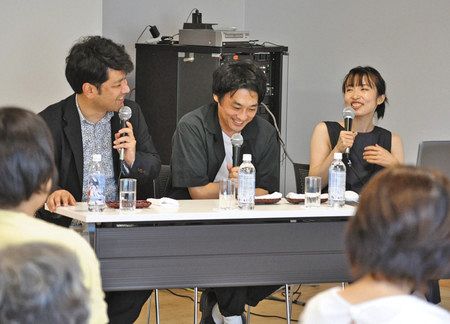作品の感想などを述べ合う（左から）みのるチャチャチャ♪さん、村上さん、小島さん＝長野県塩尻市で