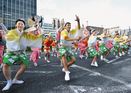 大勢の観客を前に威勢のよい踊りが披露された小金井阿波おどり＝ＪＲ武蔵小金井駅前で