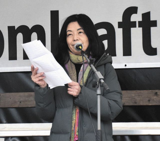 ６日、ベルリンで行われた反原発デモで訴える作家の多和田葉子さん＝近藤晶撮影