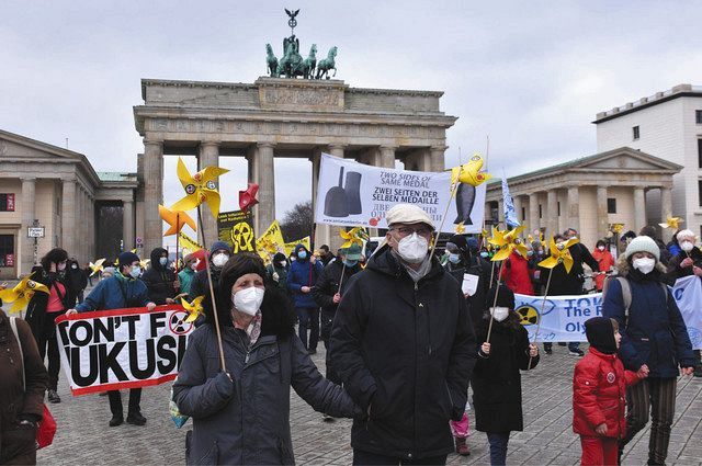 ６日、ベルリンのブランデンブルク門前から行進する反原発デモの参加者＝近藤晶撮影