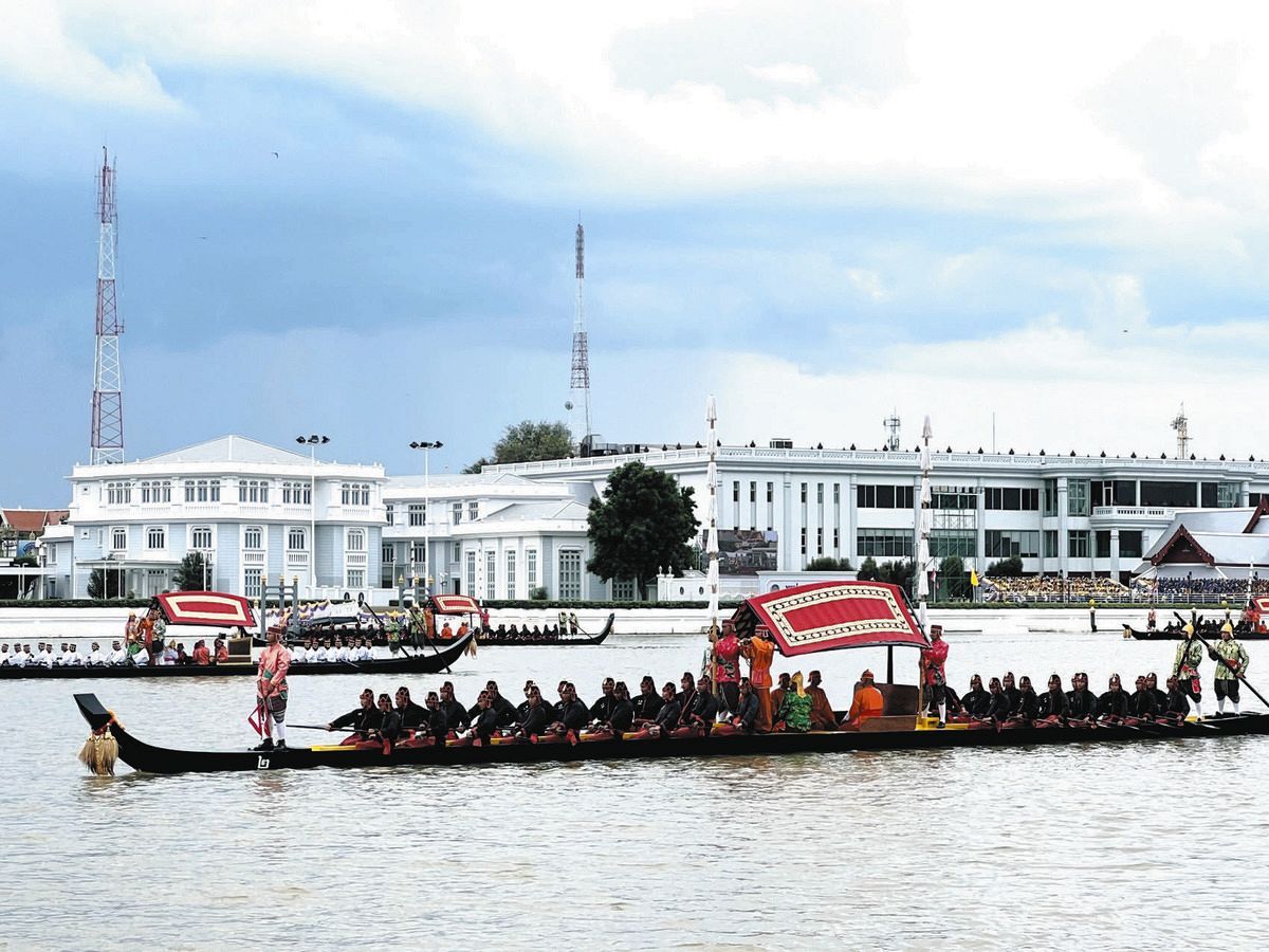 タイのワチラロンコン国王72歳を祝い王室御座船パレード こぎ手2200人