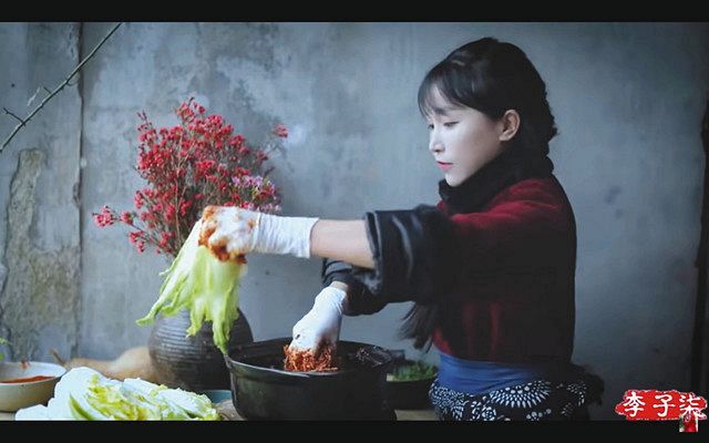 白菜を唐辛子で漬け込む中国四川省の李子柒さん＝ユーチューブから 