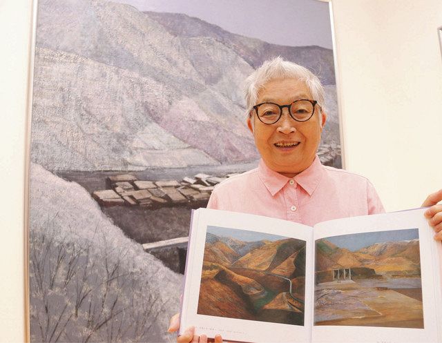 足尾銅山の風景を描いた作品集を手にする鈴木さん＝埼玉県草加市で
