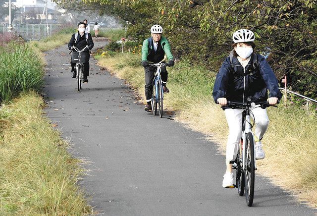 自転車で登庁する安藤市長（右）と東郷副市長（右から２人目）