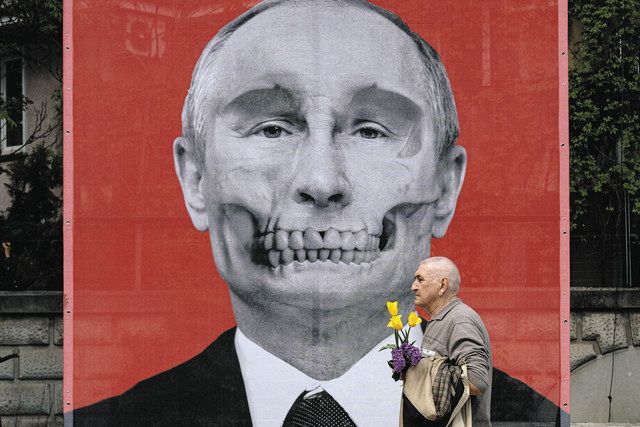 ロシア大使館の外に掲示された、ラトビア人が描いたプーチン大統領を模したアート＝29日、ルーマニア・ブカレストで（AP）