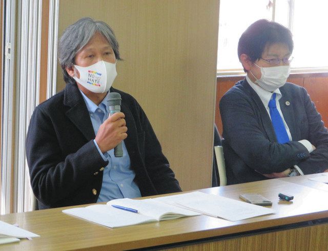 「差別と闘う報道を続ける」と語る石橋記者（左）＝川崎区で
