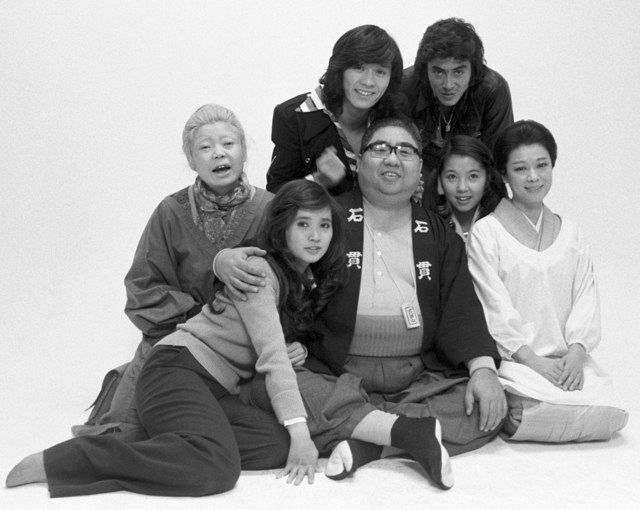 ＴＢＳドラマ「寺内貫太郎一家２」の出演者らと写真に納まる小林亜星さん（前列中央）＝１９７５年３月 