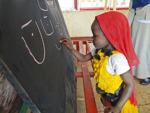 ２０２０年１１月、スーダン南部で、ＪＶＣの運営する補習校で読み書きを習う子ども＝ＪＶＣ提供
