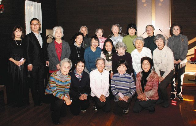 指揮者の杉山さん（後列左から２人目）と団員ら＝いずれも鎌倉市で