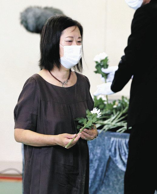 土石流災害犠牲者追悼式で献花に向かう小磯洋子さん＝３日、熱海市の伊豆山小で