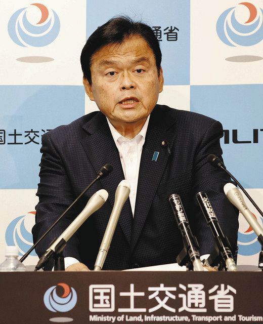 記者会見する赤羽国交相＝17日午前、国交省で