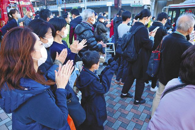 候補者の街頭演説に拍手を送る支持者や聴衆＝27日、東京都品川区で