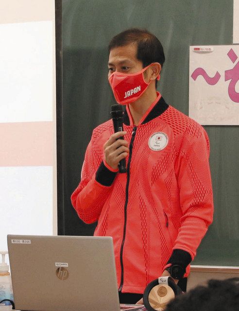 「自分が本気でなりたいものを見つけて」と学生に語りかける椿浩平選手＝所沢市で
