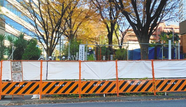 追加の仮囲いの設置で完全に封鎖された東京都渋谷区立美竹公園＝１４日、渋谷区で