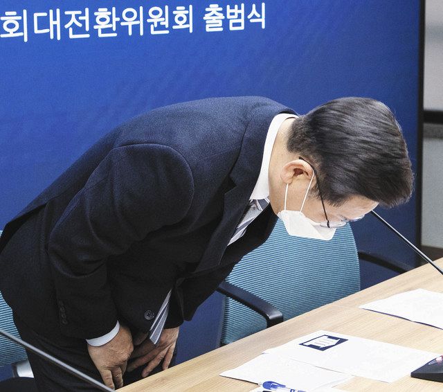 １６日、ソウルでの記者会見で長男の違法賭博問題を陳謝する李在明氏＝聯合・共同