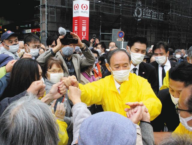 公示日、上永谷駅前での出陣式で観衆に囲まれる菅さん＝横浜市港南区で
