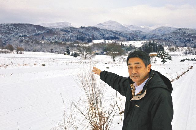 会津の山々と会津電力の磯部英世社長＝福島県喜多方市で（池尾伸一撮影）