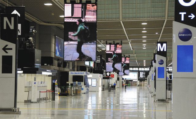 旅客がほとんど見られず閑散とした国際線出発ロビー＝成田空港第２旅客ターミナルで 