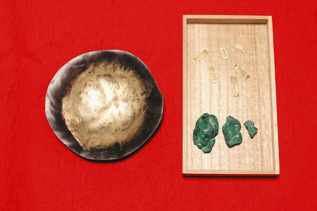 笙のリード（右の桐箱上部に置かれた金色の小さな金属片）、瑠璃色の孔雀石（桐箱の下部）。左の丸い金属は、リードの材料にした中国の古い銅鑼（材料を切り出した残り）
