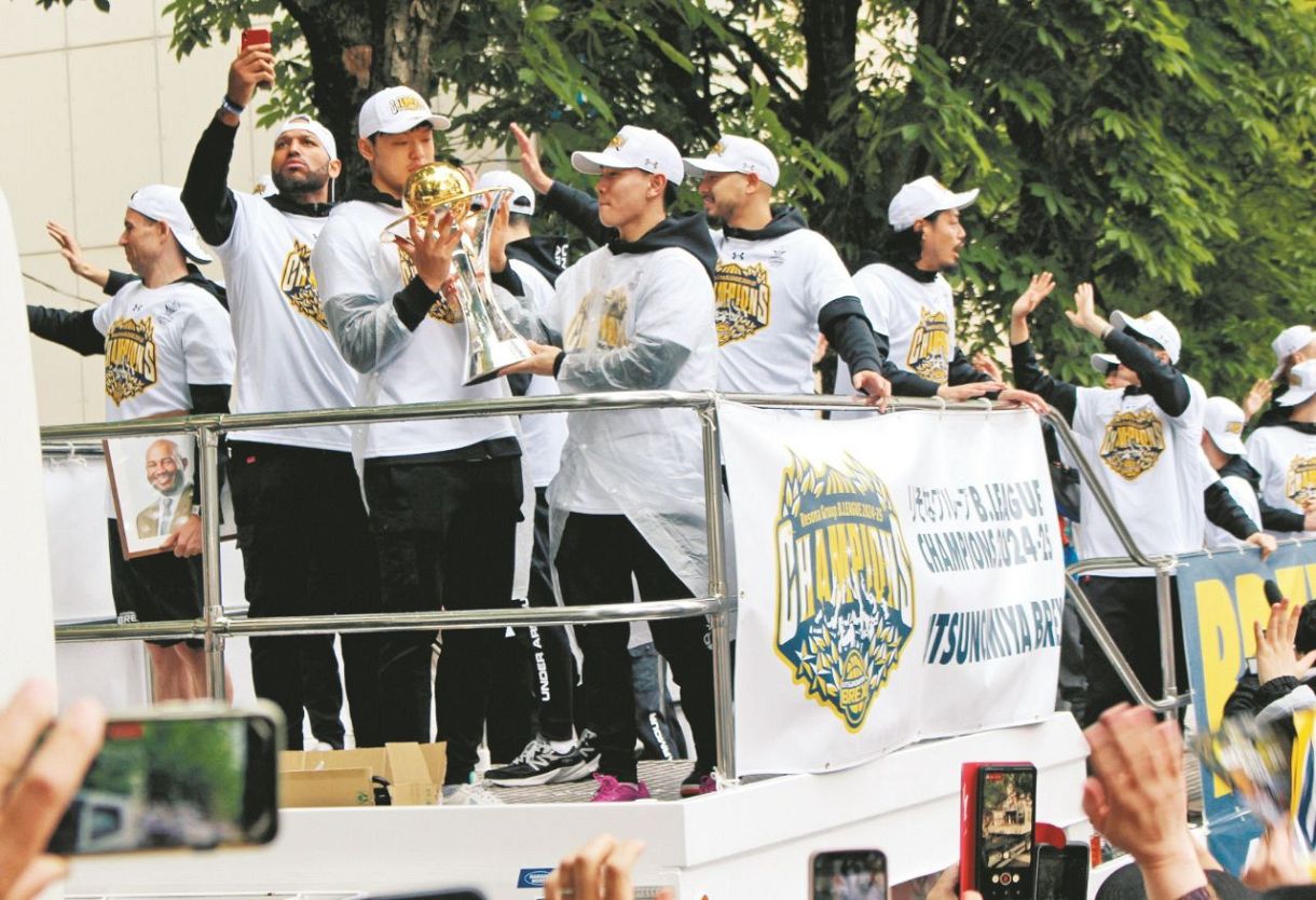 宇都宮ブレックスびしょ濡れ優勝パレード 「ケビン監督も天国から