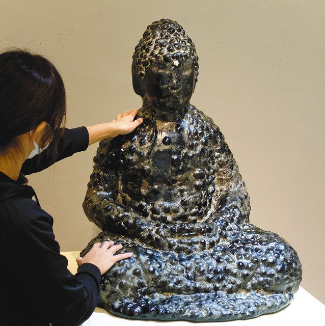 触れて感じて 脱乾漆技法の彫刻 全盲の三輪さん個展 仏像のような座像