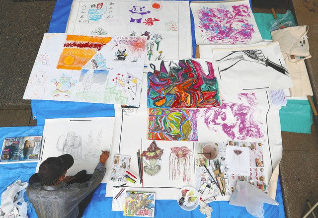 公園を訪れた人が自由に絵を描くことができるアートスペース＝いずれも豊島区の東池袋中央公園で
