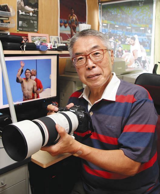 約４０年、障害者スポーツの撮影を続けている清水一二さん＝横浜市旭区で