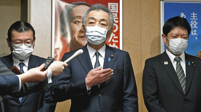 自民党へ離党届を提出後、取材に答える松本純氏（中央）、田野瀬太道氏（右）、大塚高司氏（左） 

