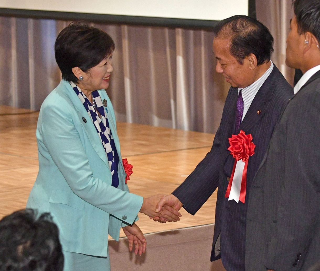 小池百合子都知事（左）のパーティーで講演を終え、握手する二階俊博自民党幹事長＝2019年8月、新宿区で
