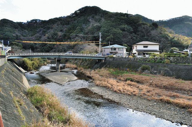 蓮台寺温泉の入り口にかかる橋＝下田市で 