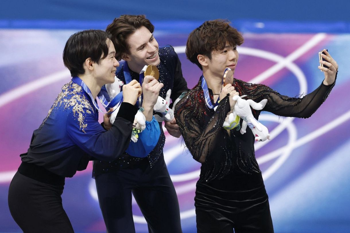 鍵山が連続「銀」、佐藤「銅」 フィギュアスケート・13日：東京新聞