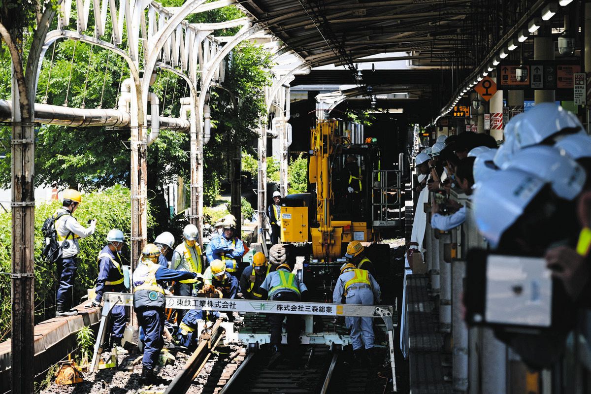 線路の保守作業をなぜ昼間に？ 深夜は指示も小声で… 昼夜両方の現場を