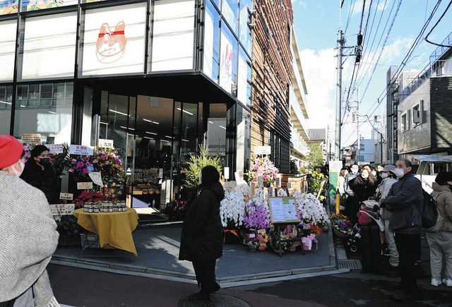 午前１１時のグランドオープン前、店の前には長蛇の列ができた＝いずれも武蔵野市で